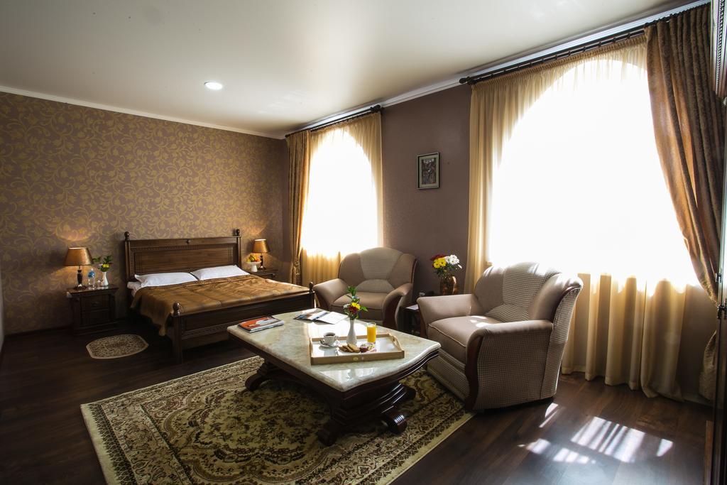 Shah Palace Hotel Bishkek Habitación foto